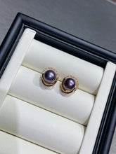 Load image into Gallery viewer, Crowned Black Pearl Earrings
