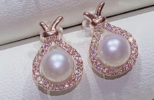 Load image into Gallery viewer, Golden Sacks Pearls Earrings

