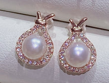 Load image into Gallery viewer, Golden Sacks Pearls Earrings
