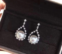 Load image into Gallery viewer, Cradle Pearl Earrings
